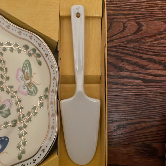 New in box Ceramic Cake Plate Set with butterfly design. - Picture 6 of 8
